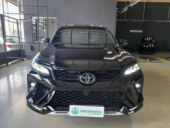 TOYOTA HILUX SW4 2.8 D-4D TURBO DIESEL DIAMOND 7L 4X4 AUTOMÁTICO